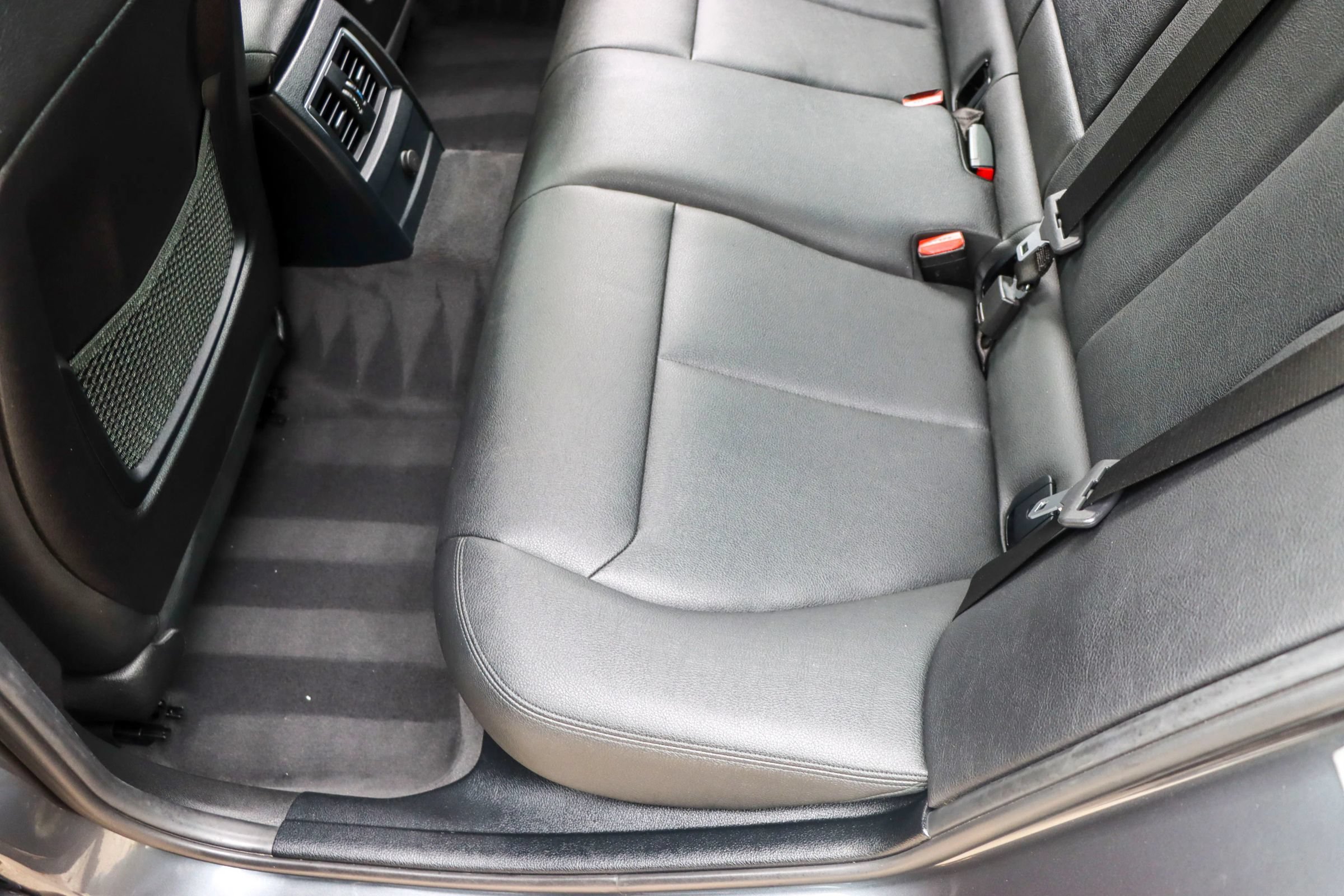 Used 2018 BMW 330e w/ Premium Package RWD image 18