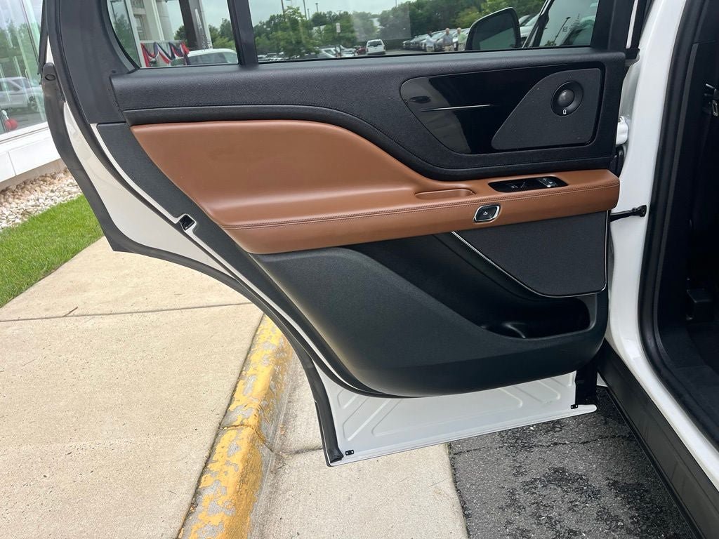 Used 2024 Lincoln Aviator Reserve w/ Elements Package Plus AWD/4WD image 19