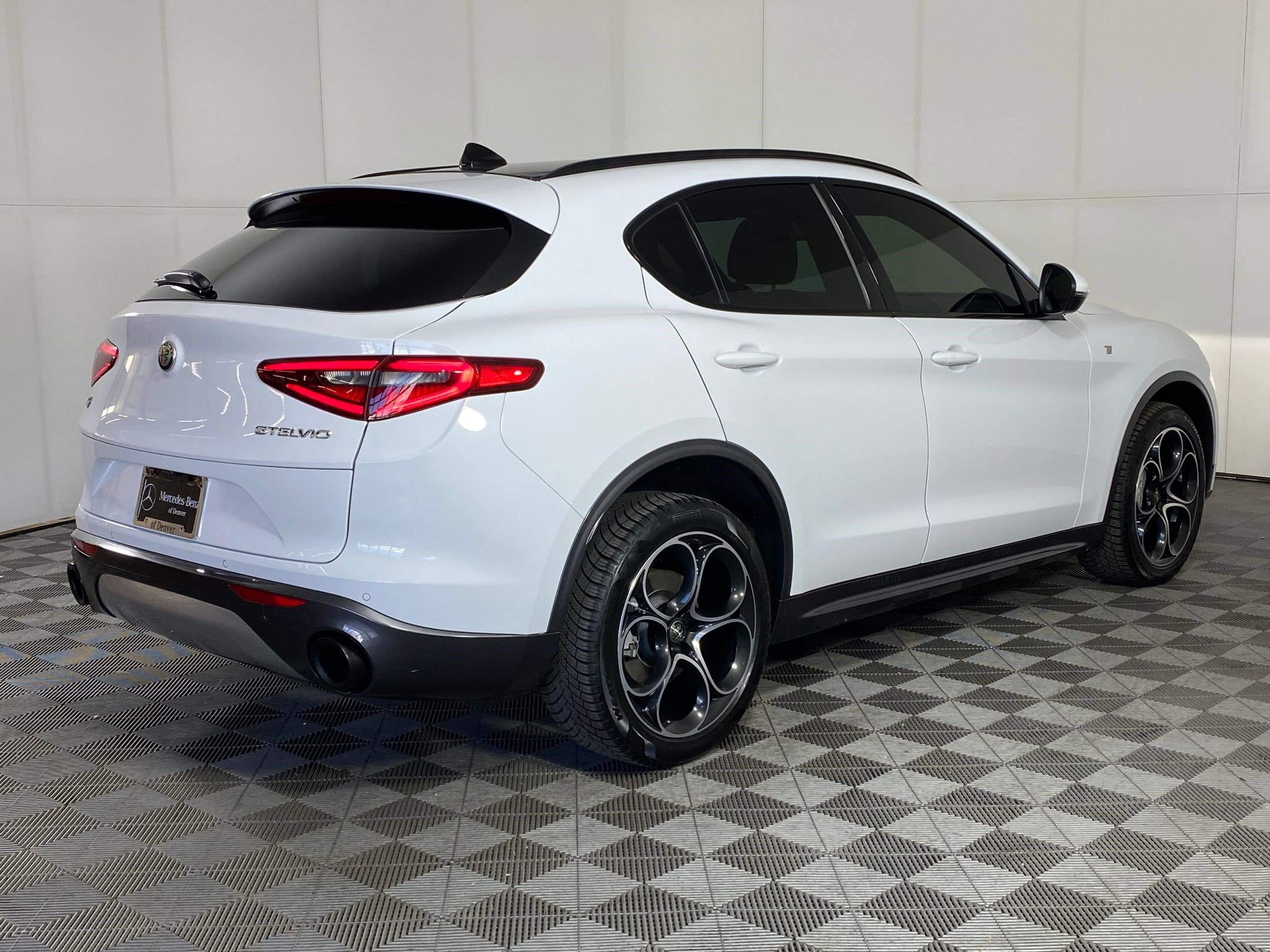 Used 2023 Alfa Romeo Stelvio Ti image 9