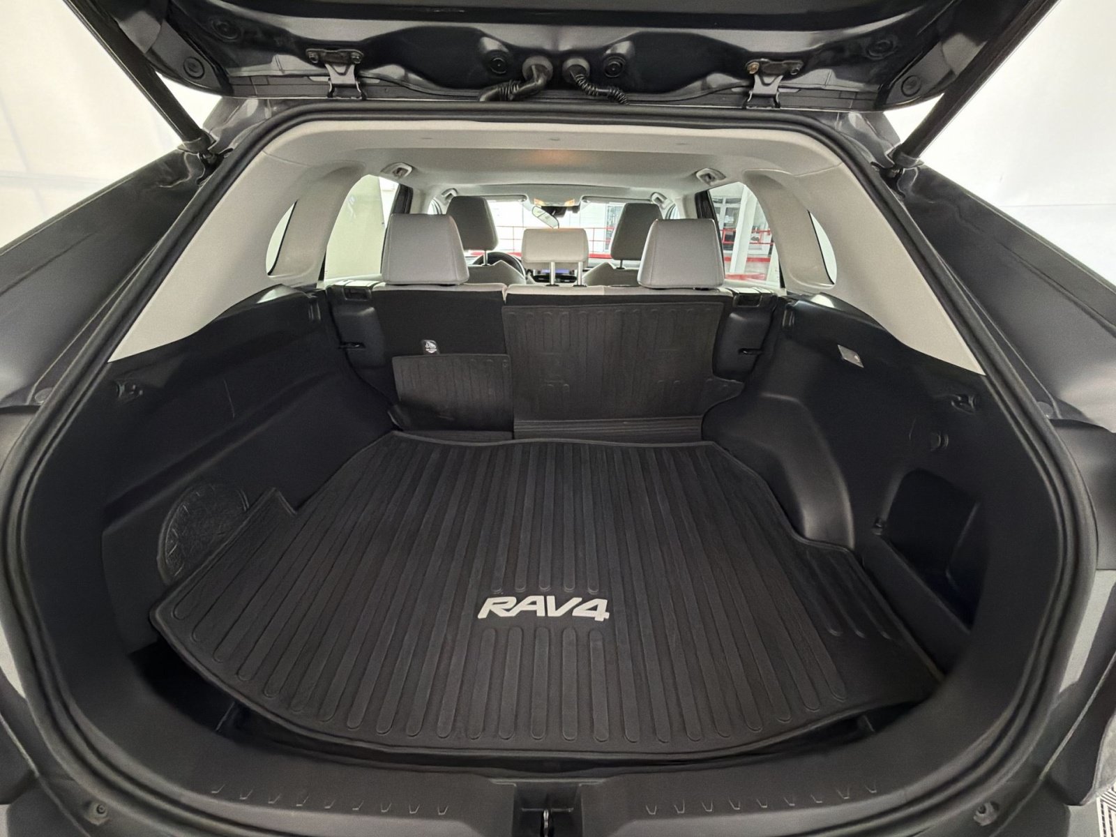Used 2019 Toyota RAV4 XLE Premium w/ Cold Weather Package AWD/4WD image 25