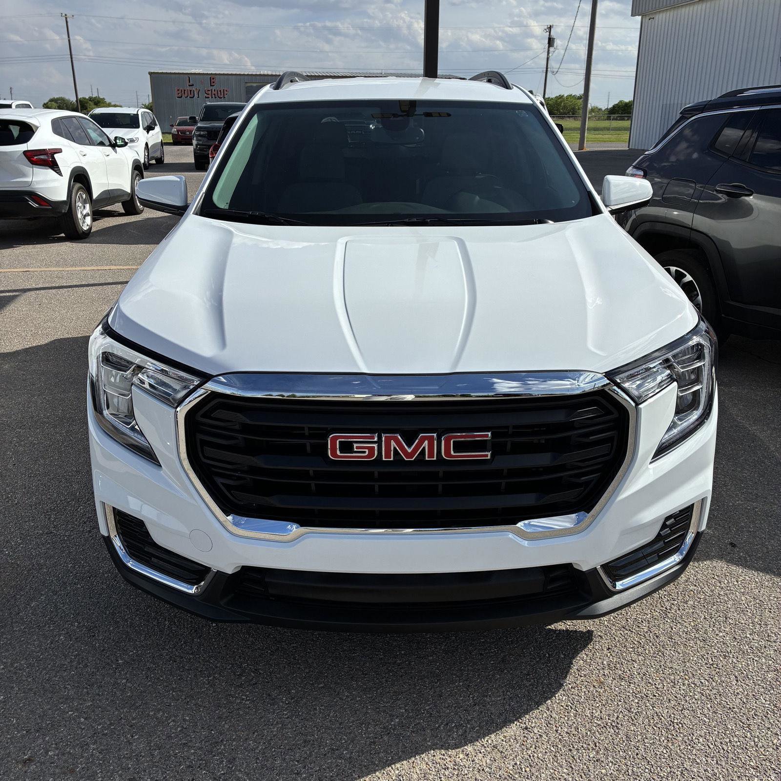 Used 2024 GMC Terrain SLE w/ Driver Convenience Package image 2