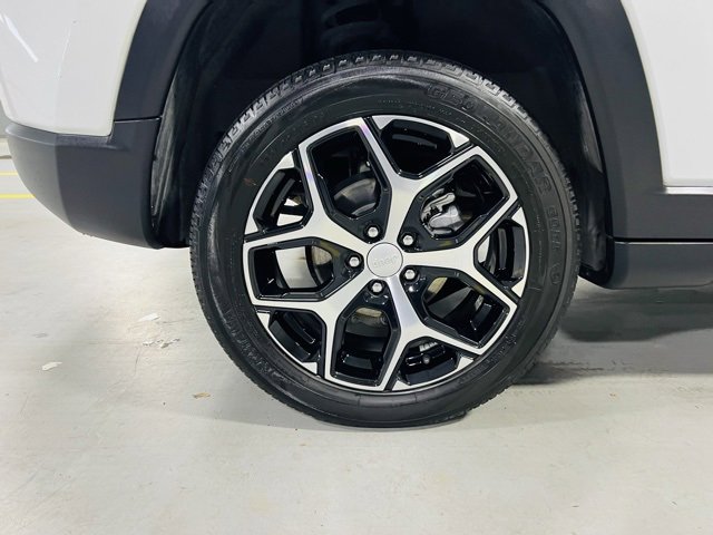 Used 2024 Jeep Compass Latitude image 10