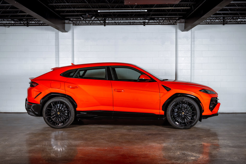 Used 2025 Lamborghini Urus SE AWD/4WD image 2