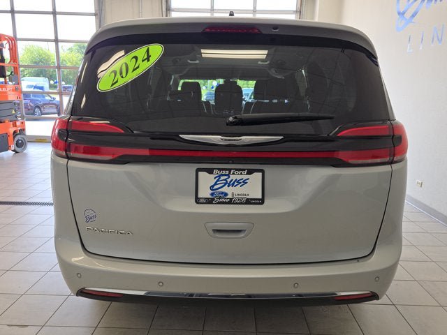 Used 2024 Chrysler Pacifica Touring-L FWD image 10