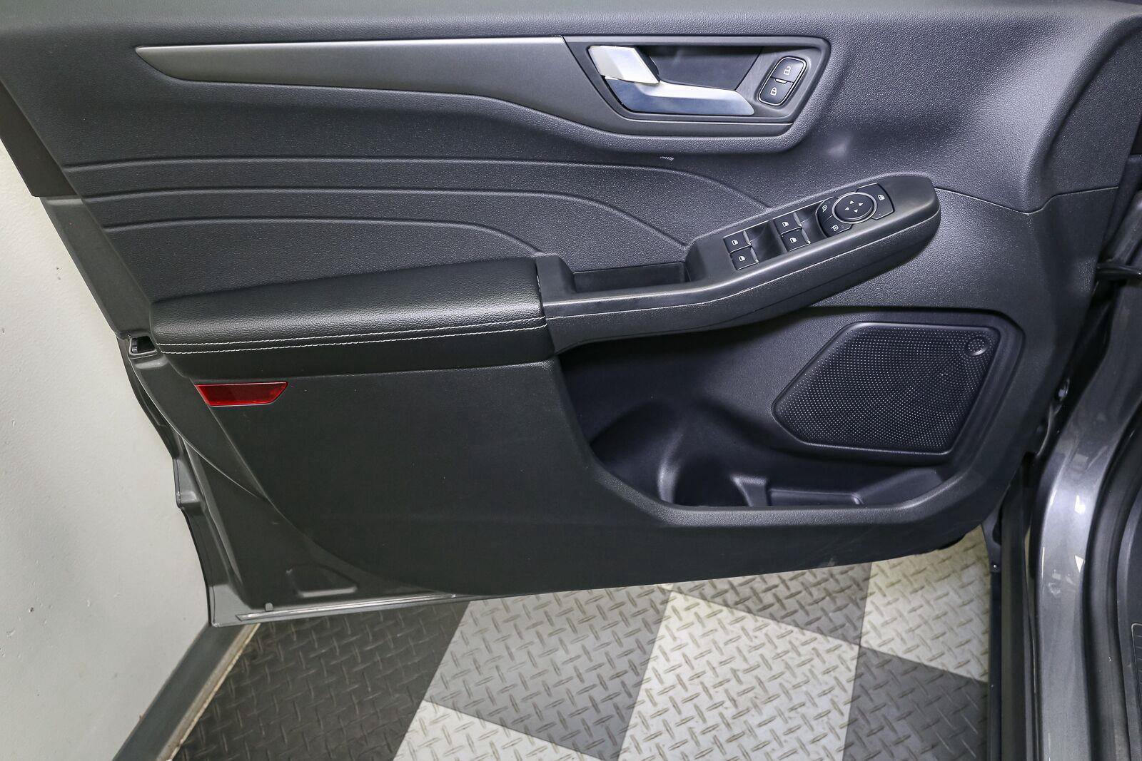Used 2023 Ford Escape SE FWD image 39
