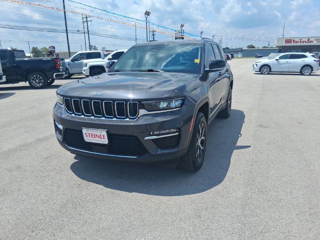 Used 2023 Jeep Grand Cherokee Limited AWD/4WD image 3