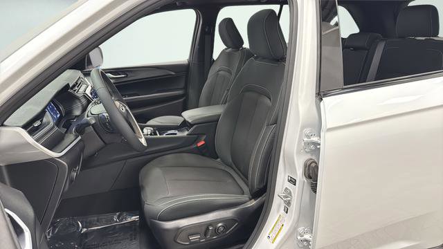 Used 2024 Jeep Grand Cherokee Laredo X image 6