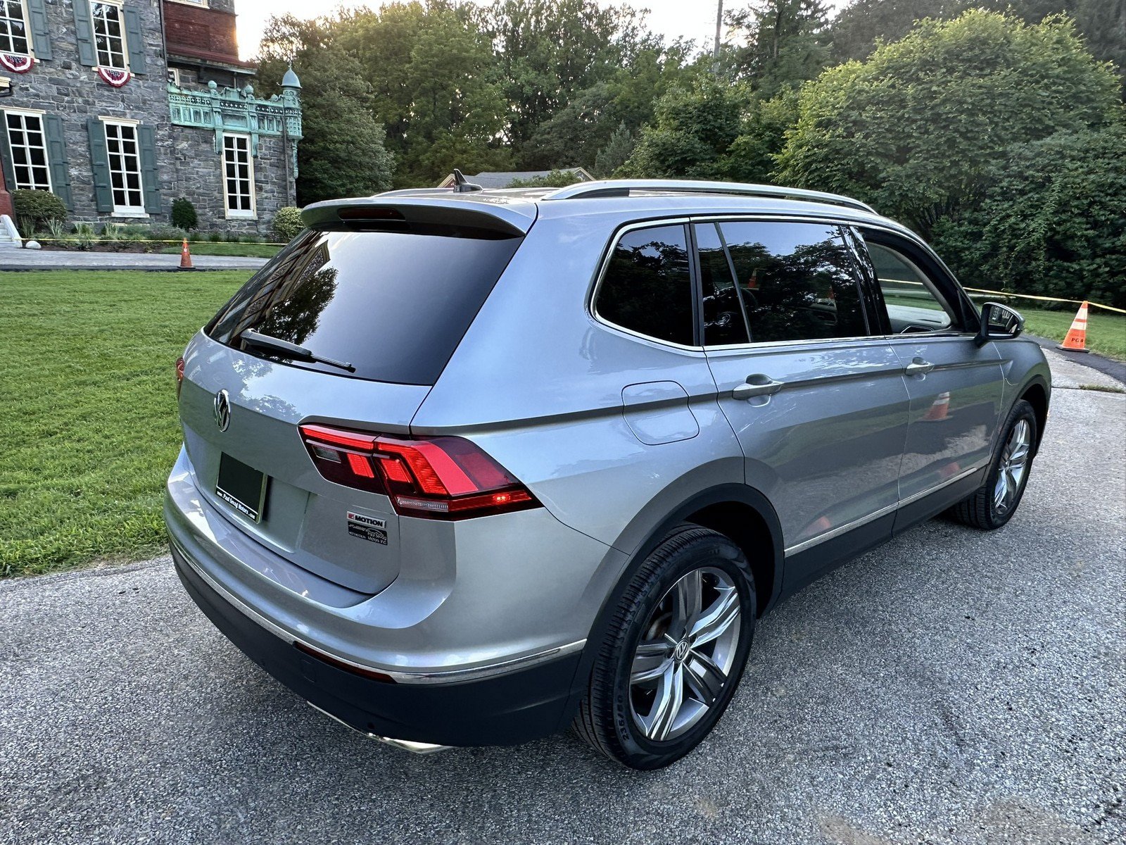 Used 2020 Volkswagen Tiguan SEL AWD/4WD image 10