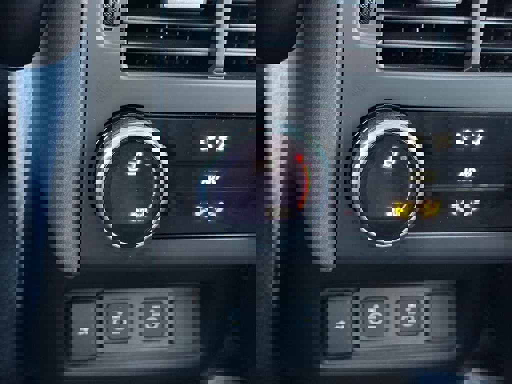 Certified 2025 Land Rover Discovery Dynamic SE image 37