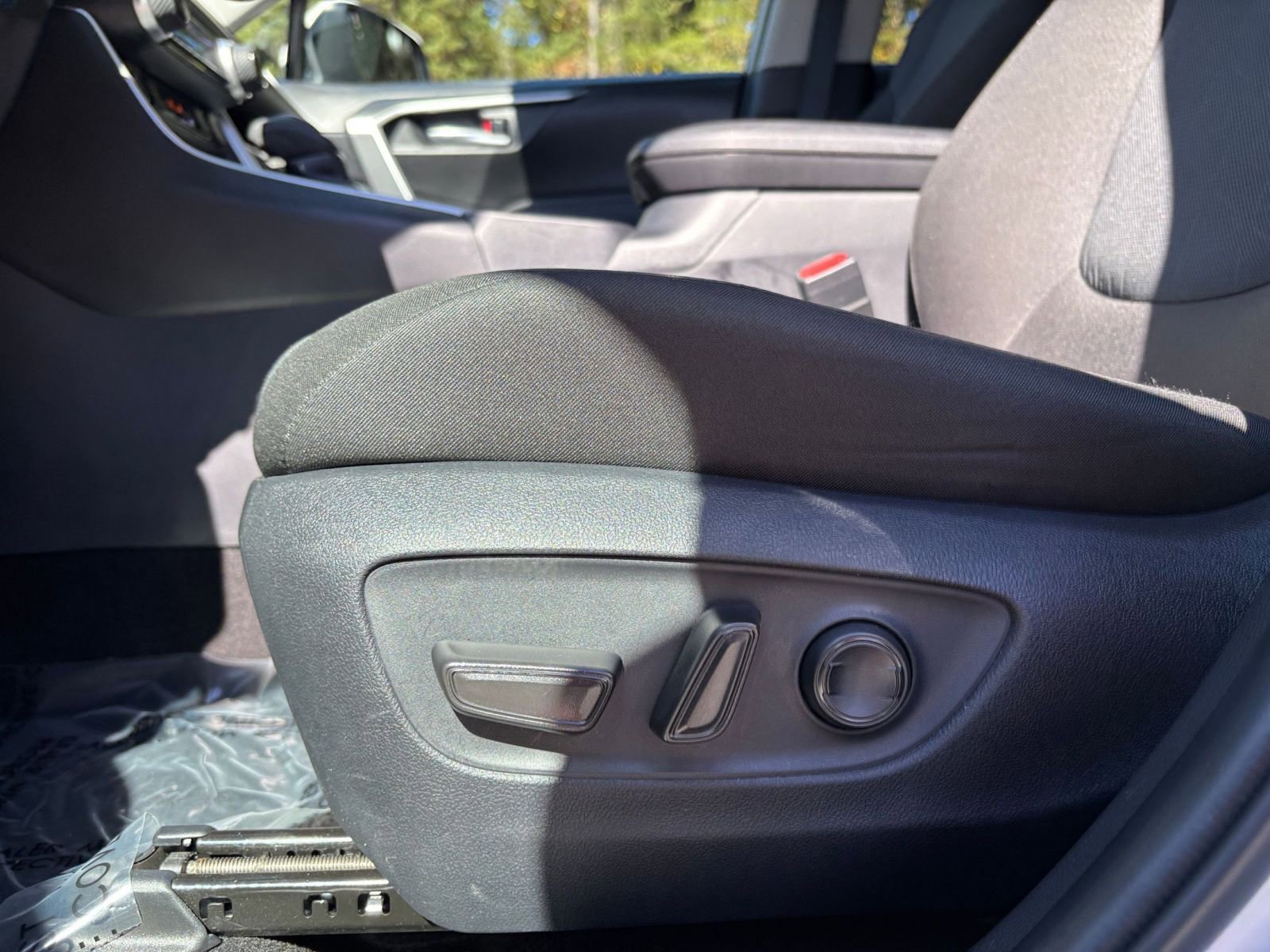 Used 2025 Toyota RAV4 XLE image 27