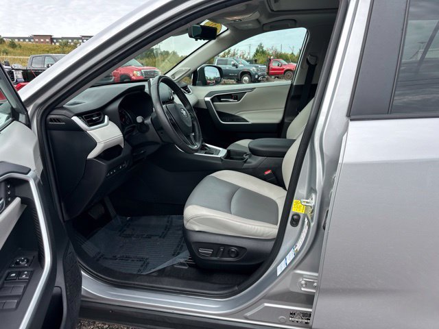 Used 2021 Toyota RAV4 XLE Premium AWD/4WD image 17