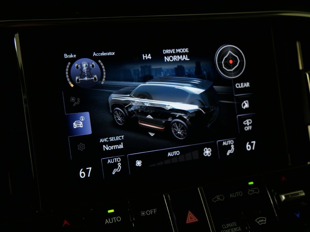 Used 2023 Lexus LX 600 4WD w/ Luxury Package image 32