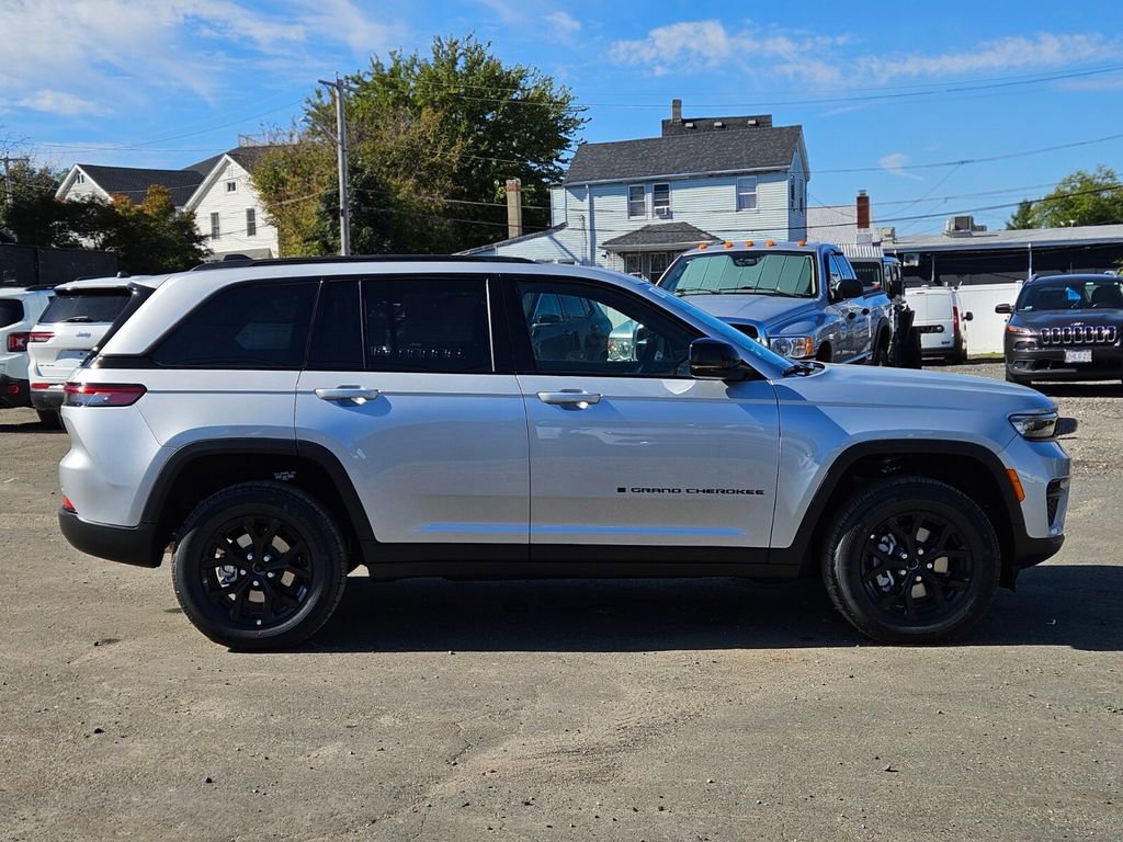 New 2025 Jeep Grand Cherokee Altitude image 6