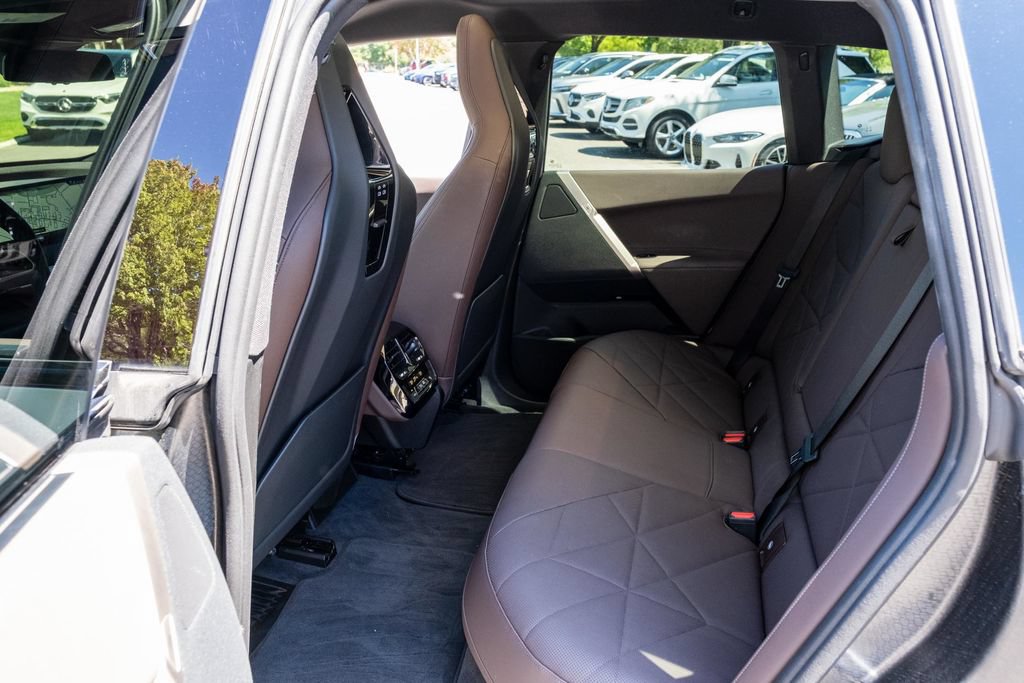 Used 2023 BMW iX xDrive50 w/ Sport Package AWD/4WD image 31