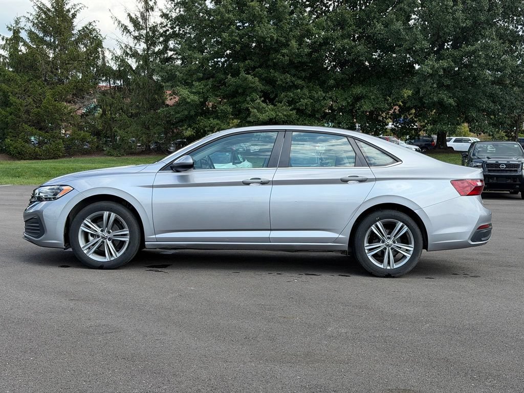 Used 2024 Volkswagen Jetta SE FWD image 3