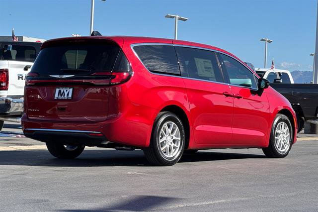 New 2026 Chrysler Pacifica Select image 4