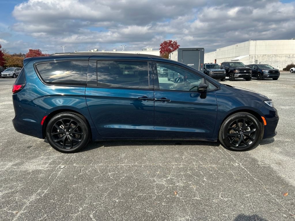 Used 2025 Chrysler Pacifica Limited image 6