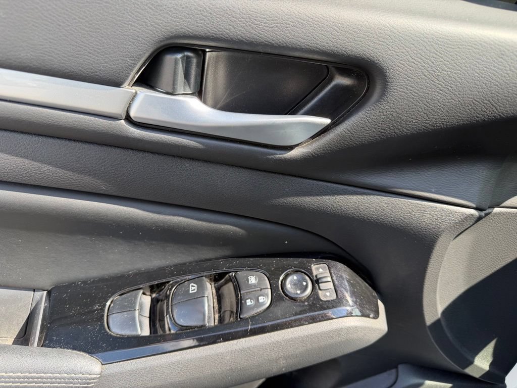 Used 2025 Nissan Altima 2.5 SL FWD image 11