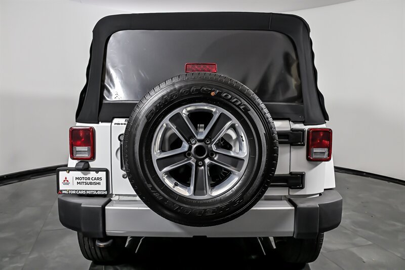 Used 2012 Jeep Wrangler Unlimited Sahara w/ Connectivity Group AWD/4WD image 8