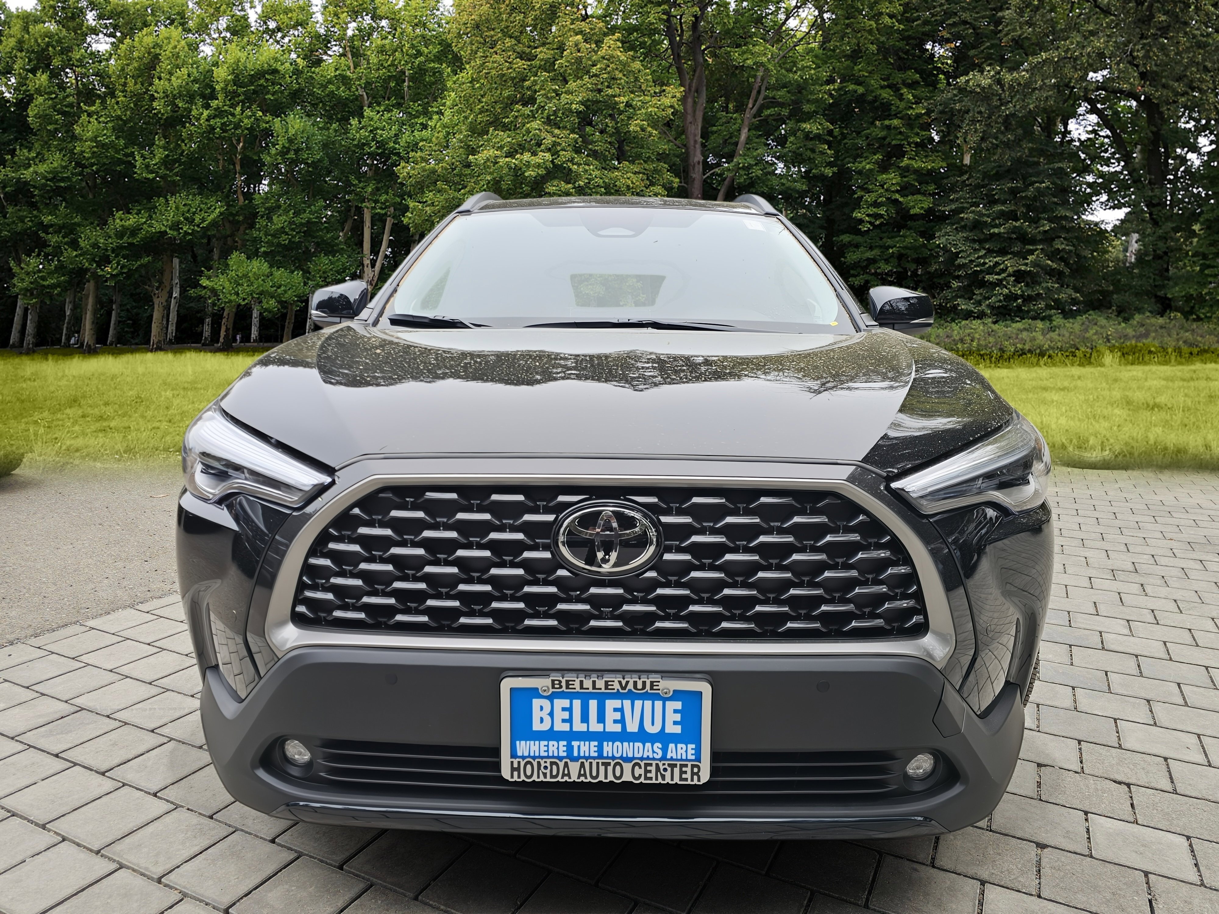 Used 2025 Toyota Corolla Cross XLE w/ Convenience Package image 2