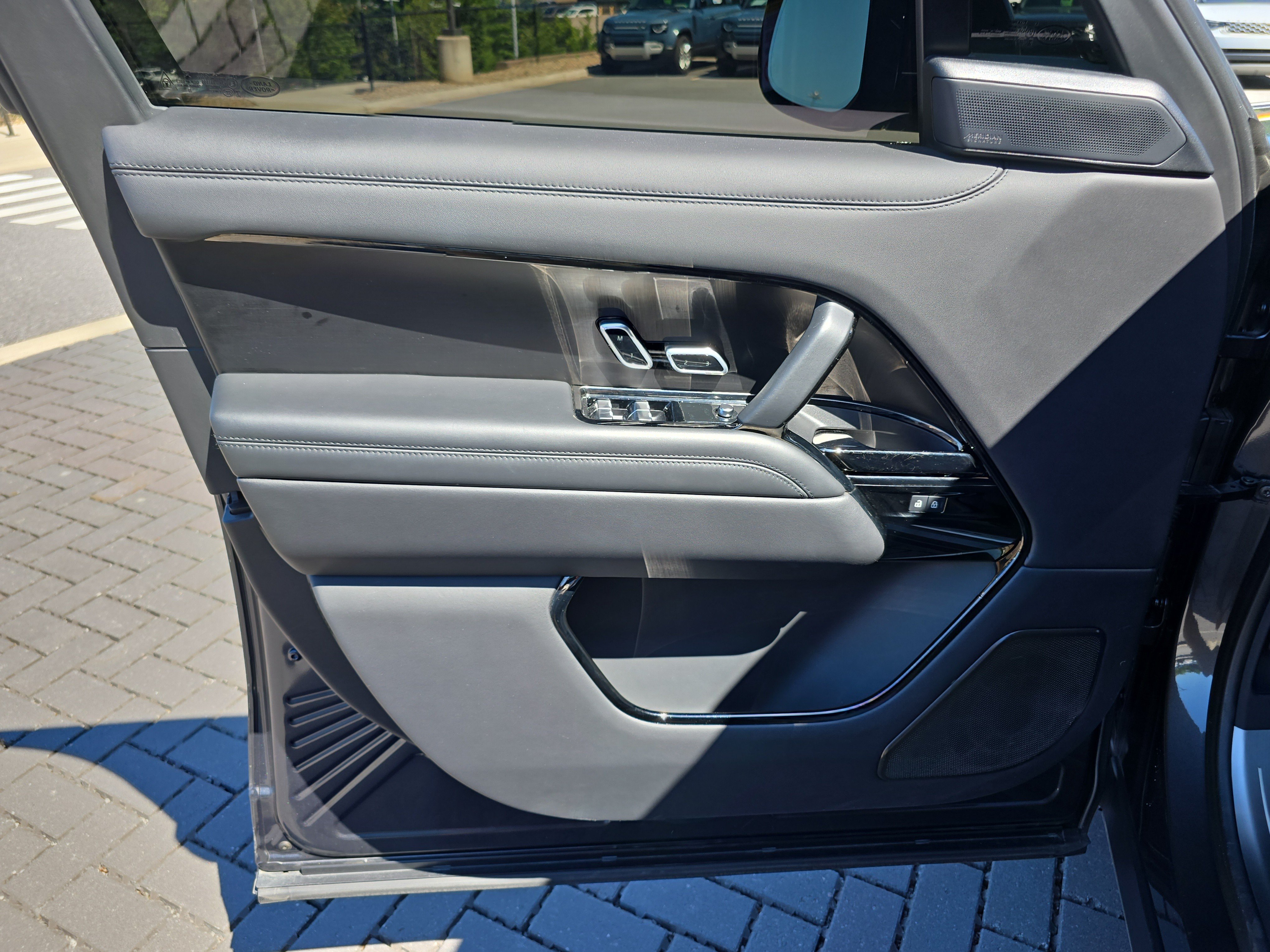 Certified 2023 Land Rover Range Rover SV AWD/4WD image 18