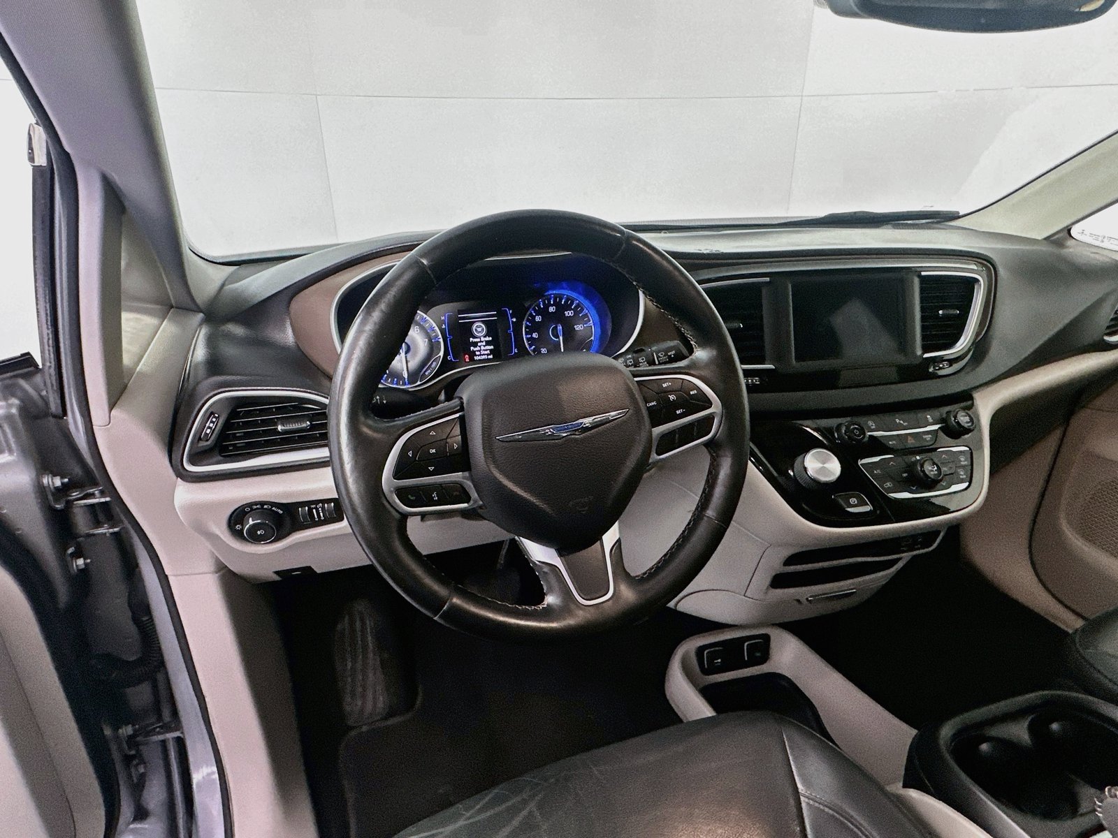 Used 2019 Chrysler Pacifica Touring-L FWD image 11