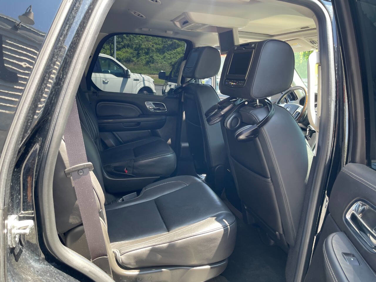 Used 2014 Cadillac Escalade Platinum image 28