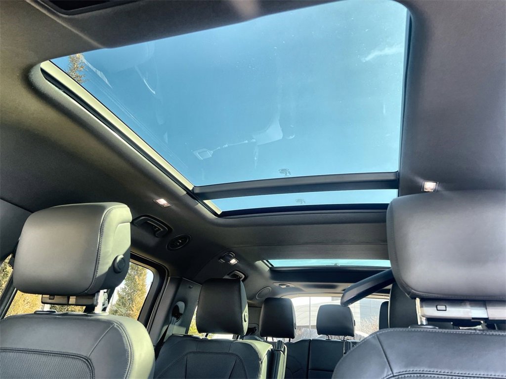 Used 2026 Land Rover Defender 130 X-Dynamic SE image 19