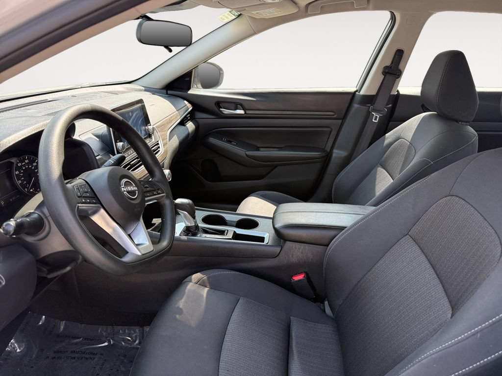 Used 2025 Nissan Altima 2.5 SV FWD image 9