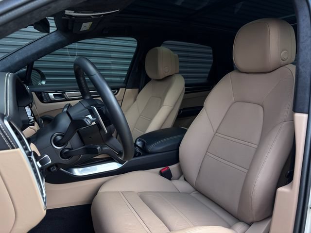 Certified 2022 Porsche Cayenne Turbo S AWD/4WD image 5