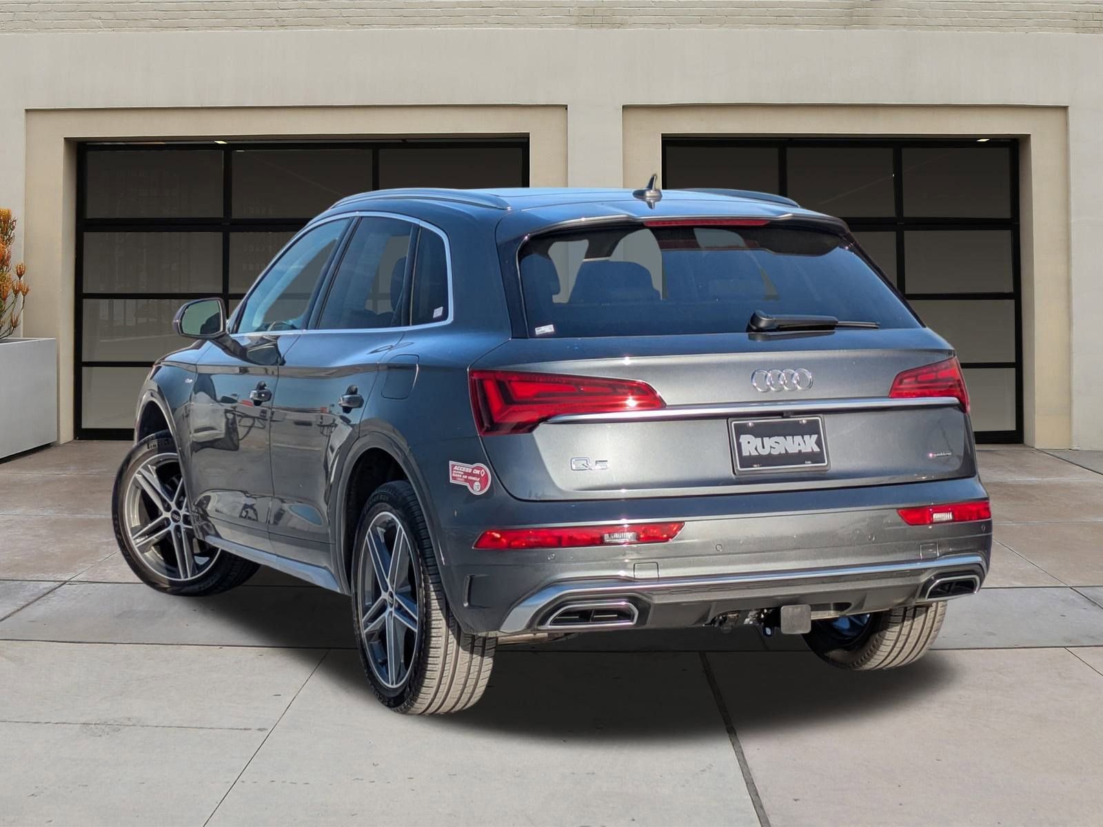 Used 2024 Audi Q5 e Premium Plus w/ Premium Plus Package image 2