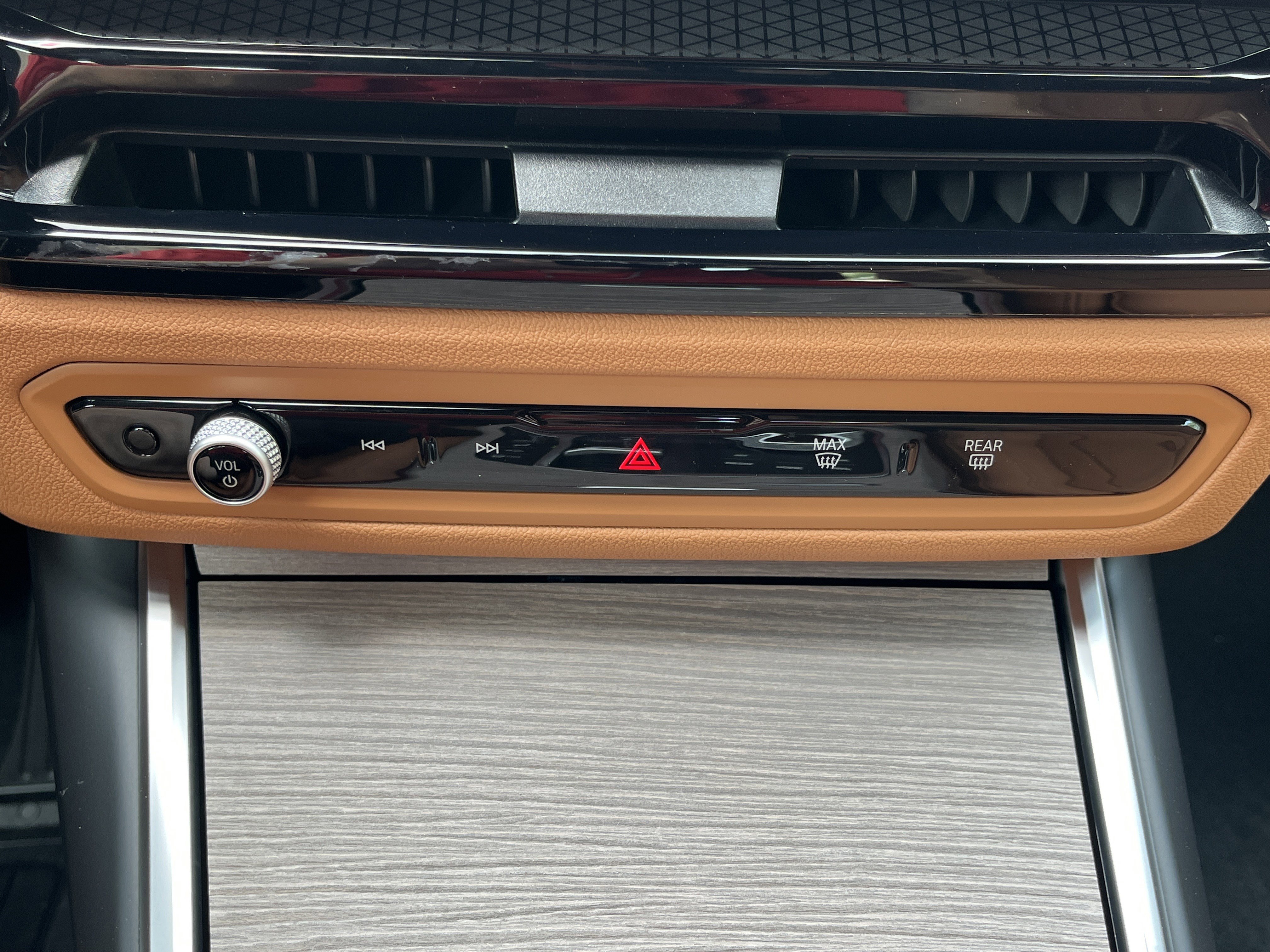 Used 2025 BMW 330i Sedan w/ Premium Package image 6