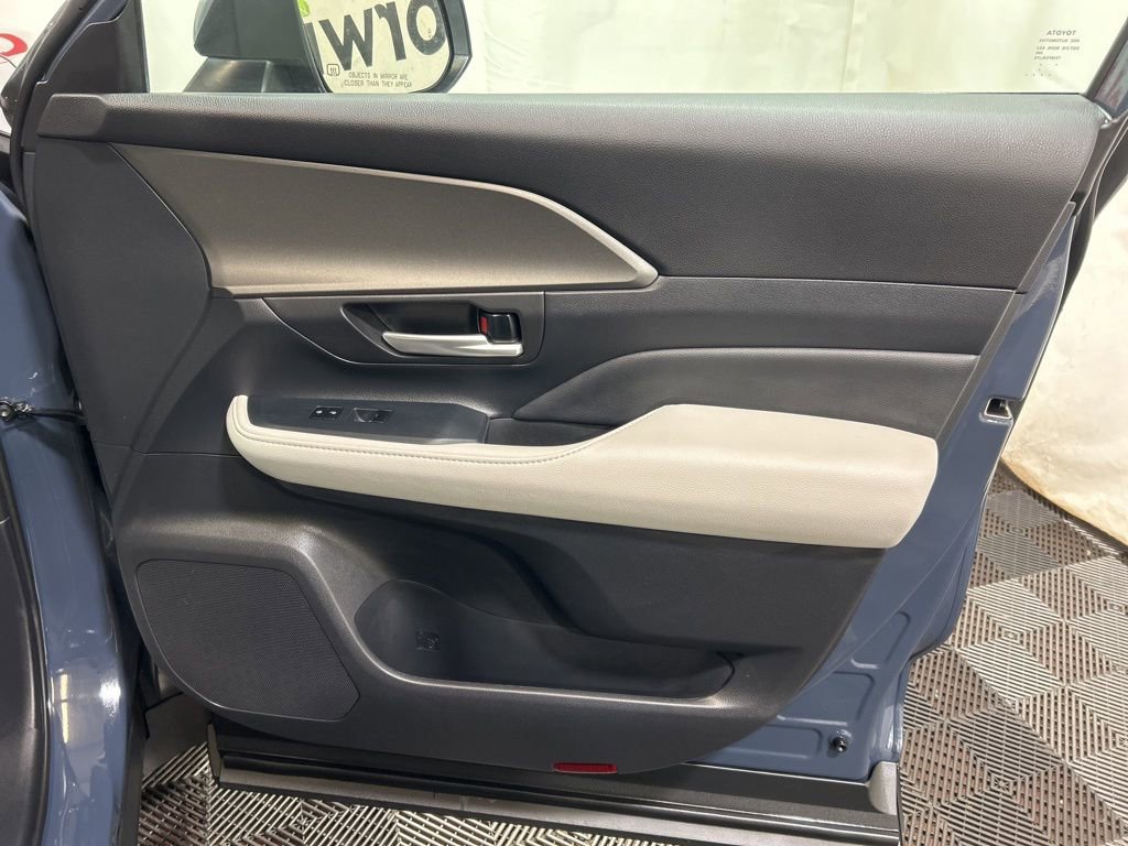 Used 2025 Toyota Grand Highlander AWD image 12