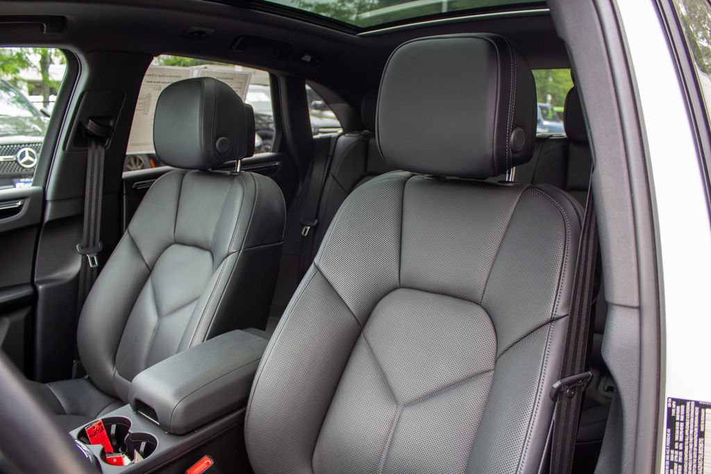 Used 2025 Porsche Macan AWD/4WD image 12