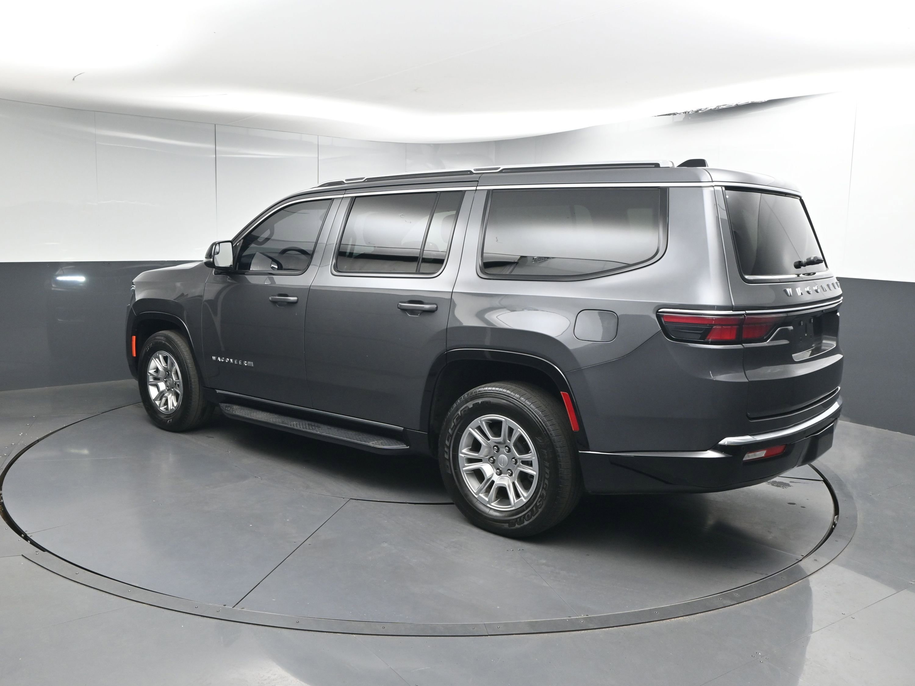 Used 2024 Jeep Wagoneer 2WD image 3
