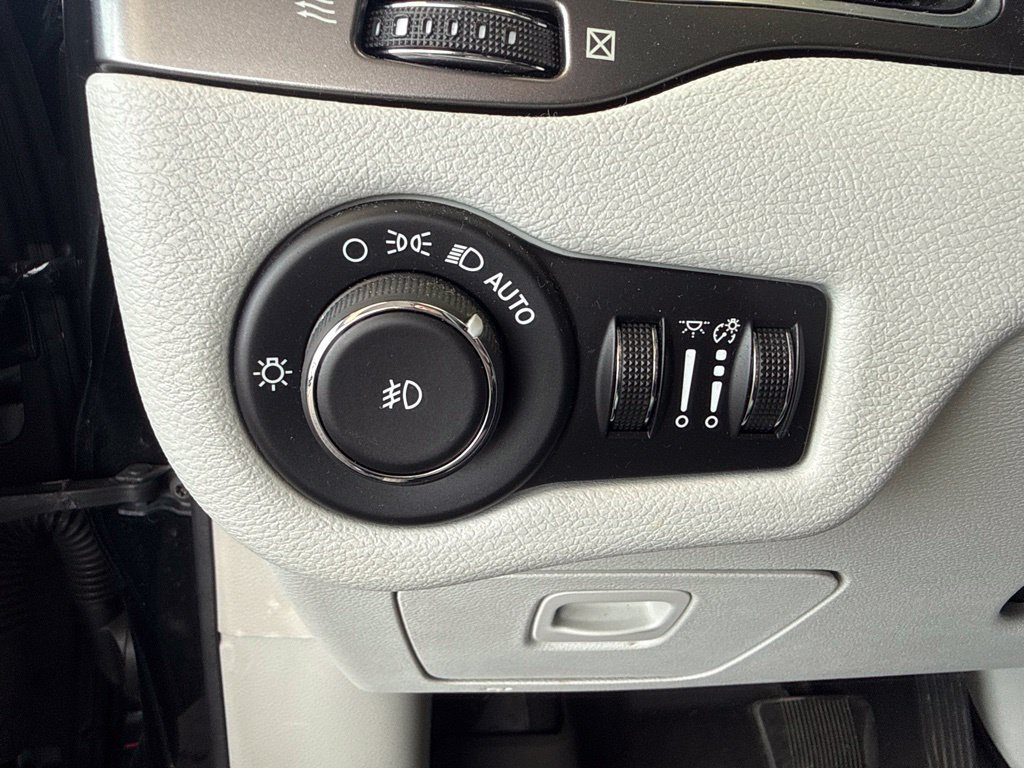 Used 2020 Jeep Cherokee Latitude Plus AWD/4WD image 14