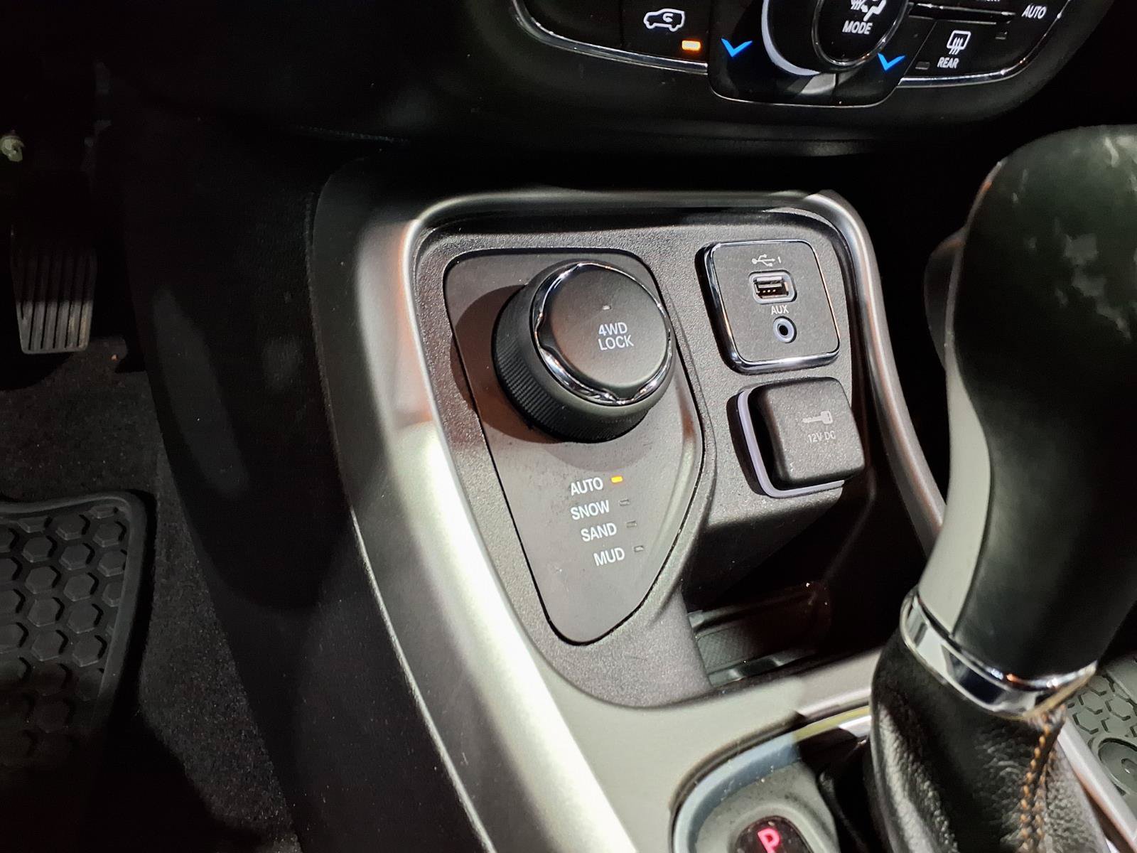 Certified 2020 Jeep Compass Latitude w/ Cold Weather Group AWD/4WD image 11