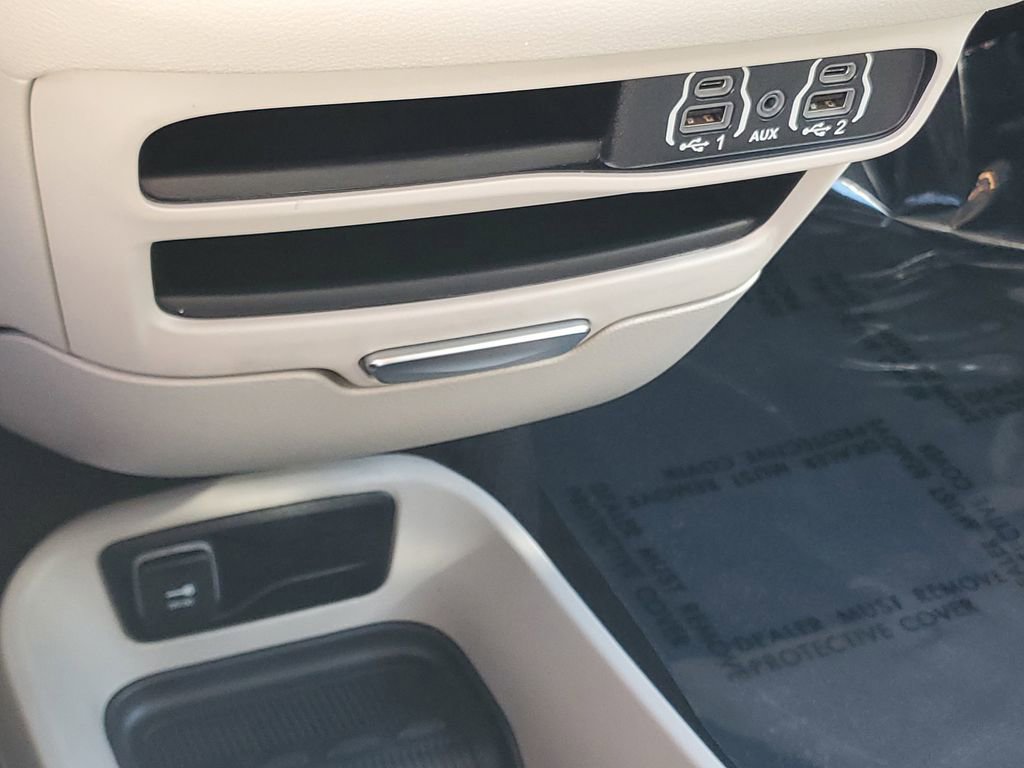 Used 2023 Chrysler Pacifica Touring-L FWD image 25