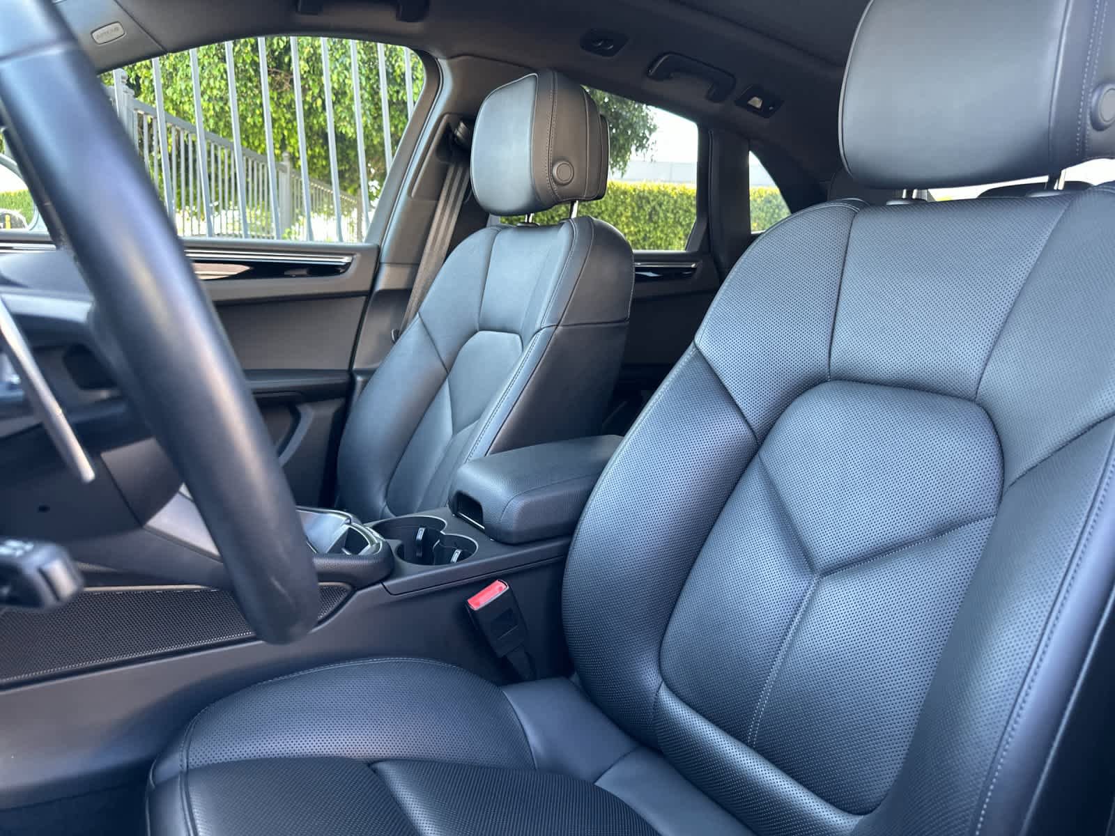 Certified 2025 Porsche Macan AWD/4WD image 5