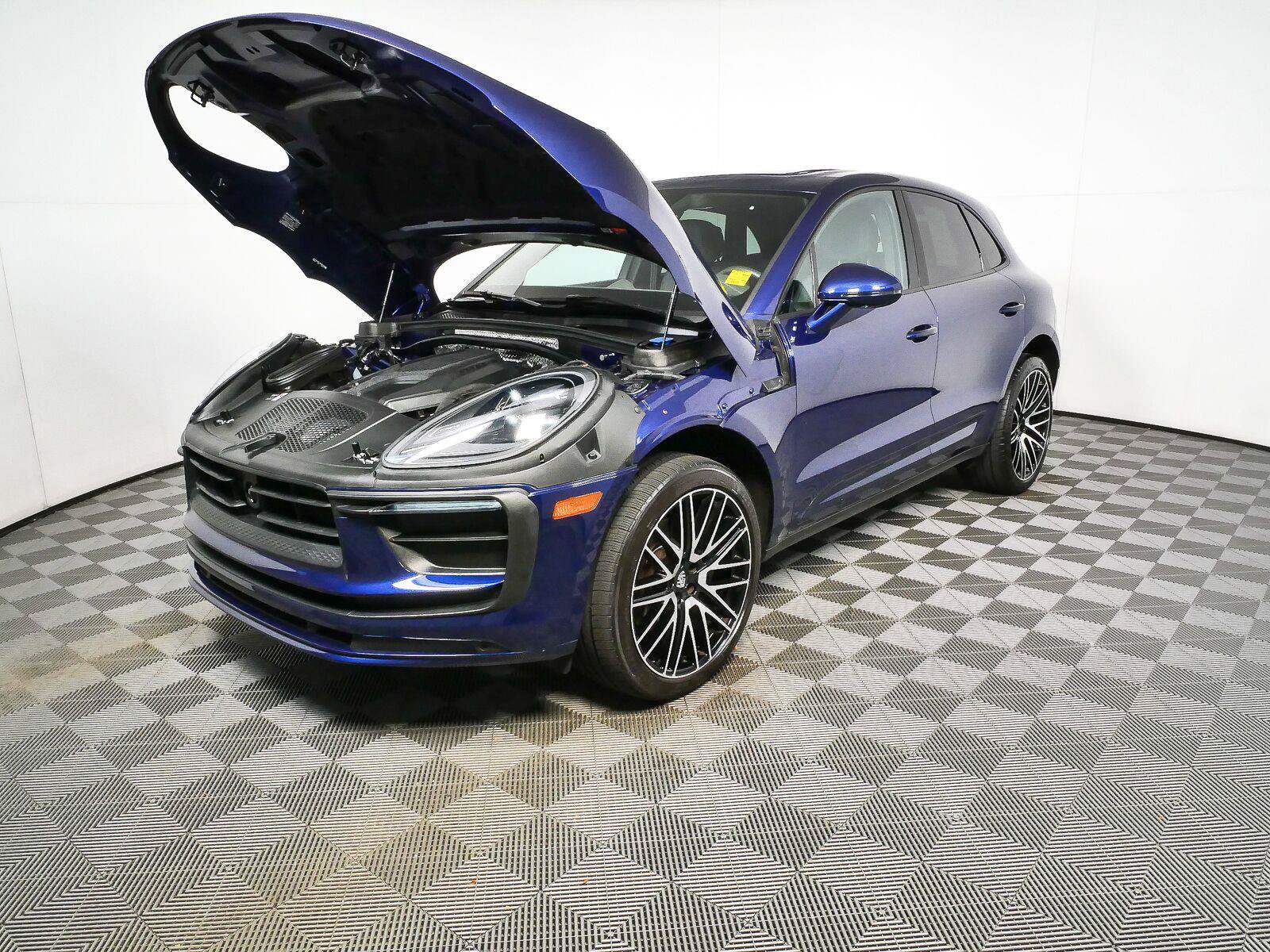 Used 2025 Porsche Macan Turbo AWD/4WD image 36
