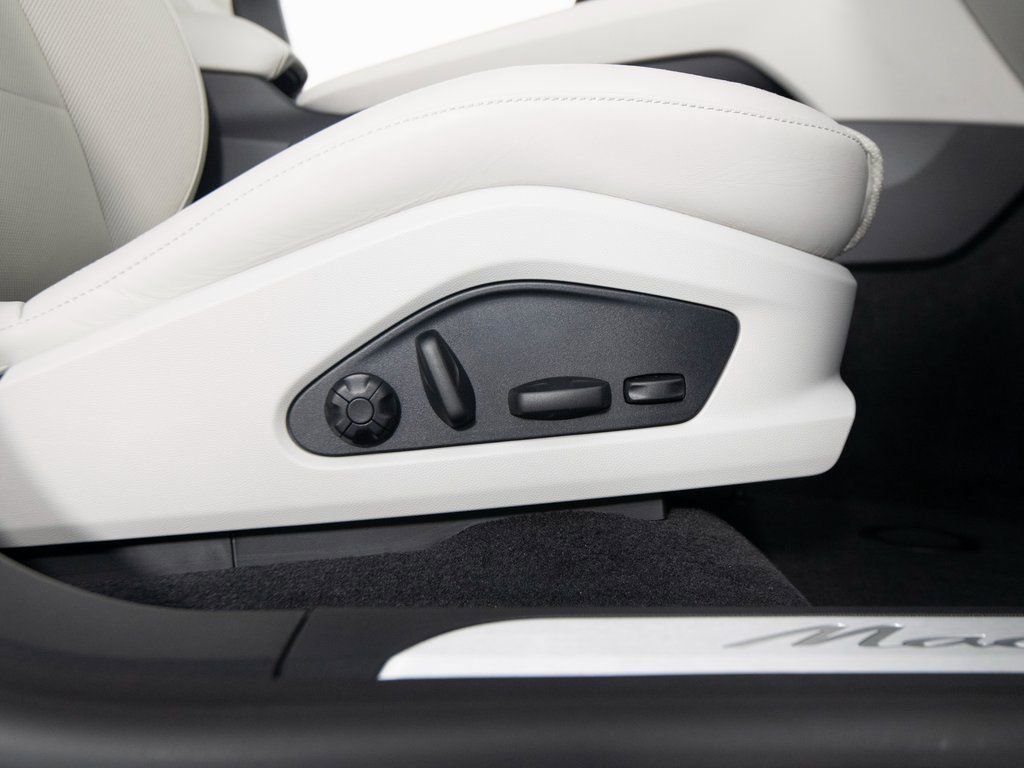 Certified 2025 Porsche Macan 4S Electric image 35