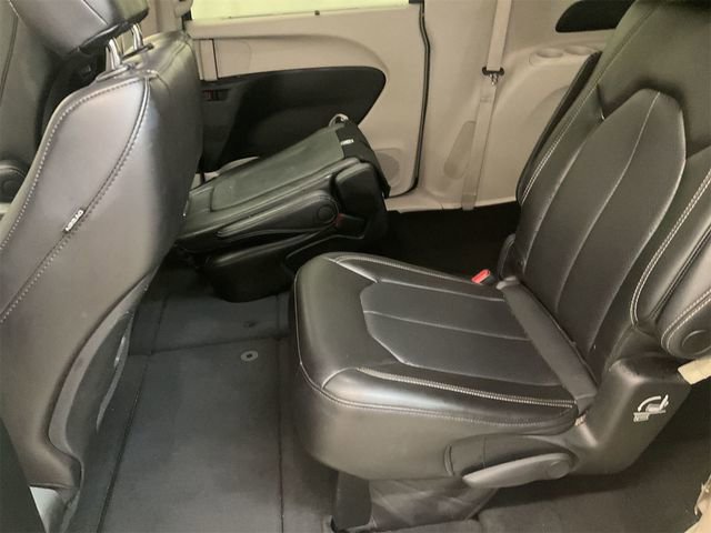 Used 2023 Chrysler Pacifica Touring-L image 4