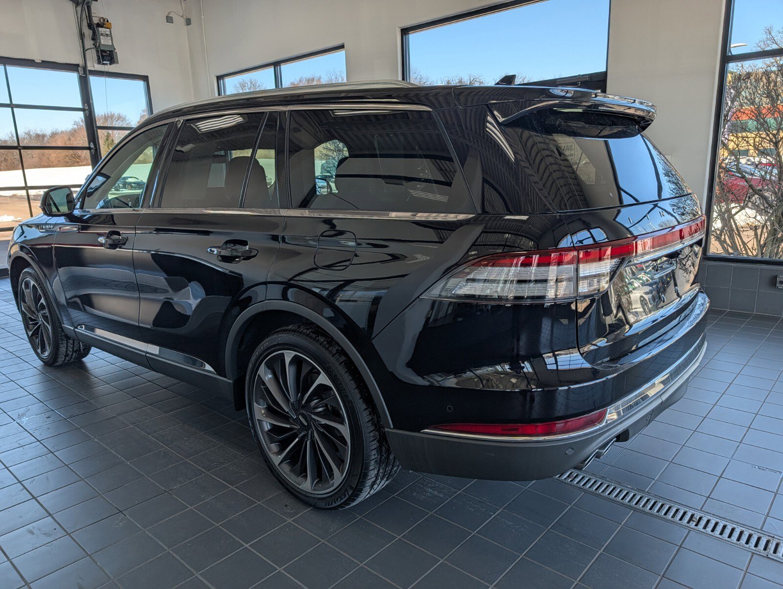 Used 2020 Lincoln Aviator Reserve w/ Equipment Group 202A image 4