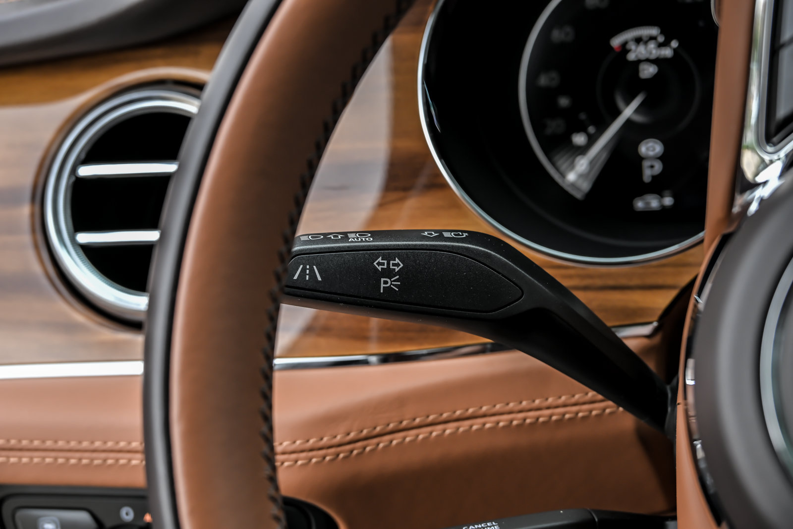 Used 2022 Bentley Bentayga AWD/4WD image 34