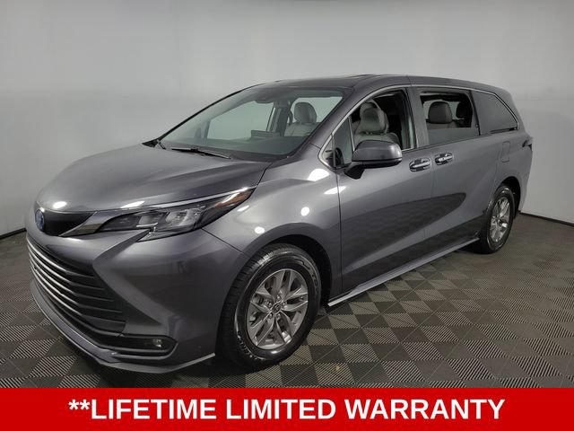 Used 2025 Toyota Sienna XLE FWD image 3