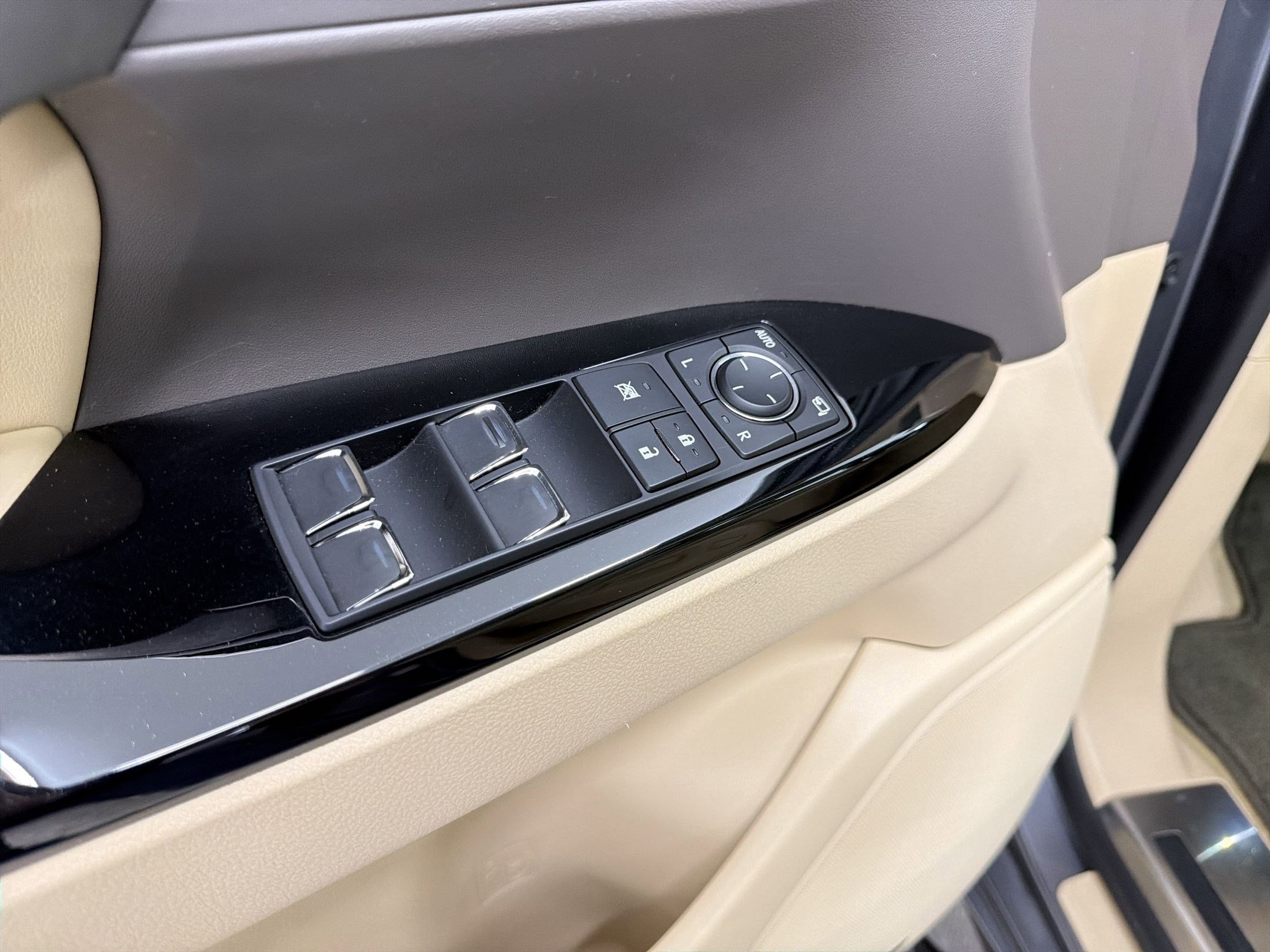 Used 2018 Lexus LX 570 4WD w/ Luxury Package image 12