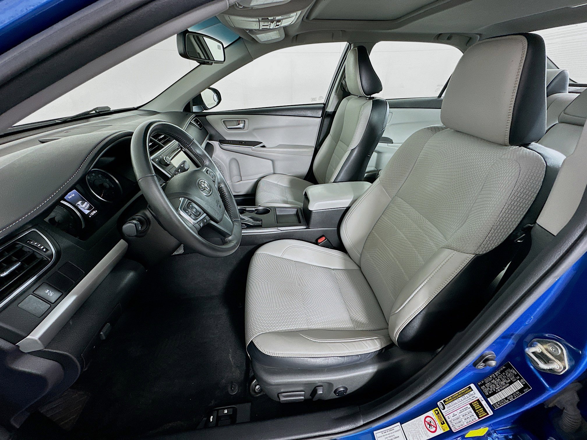 Used 2017 Toyota Camry SE w/ Moonroof Package FWD image 13