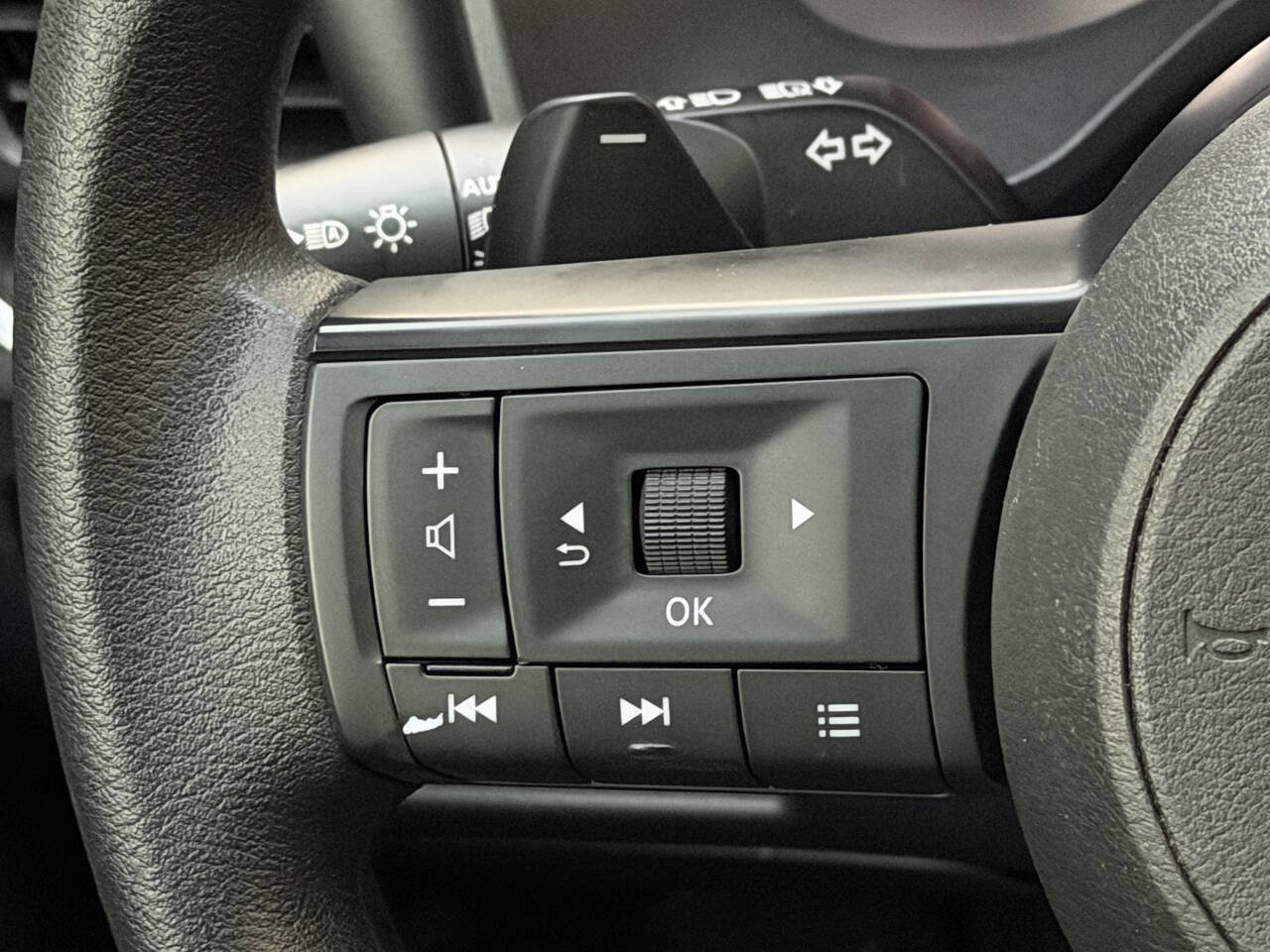 Used 2024 Nissan Rogue S image 22