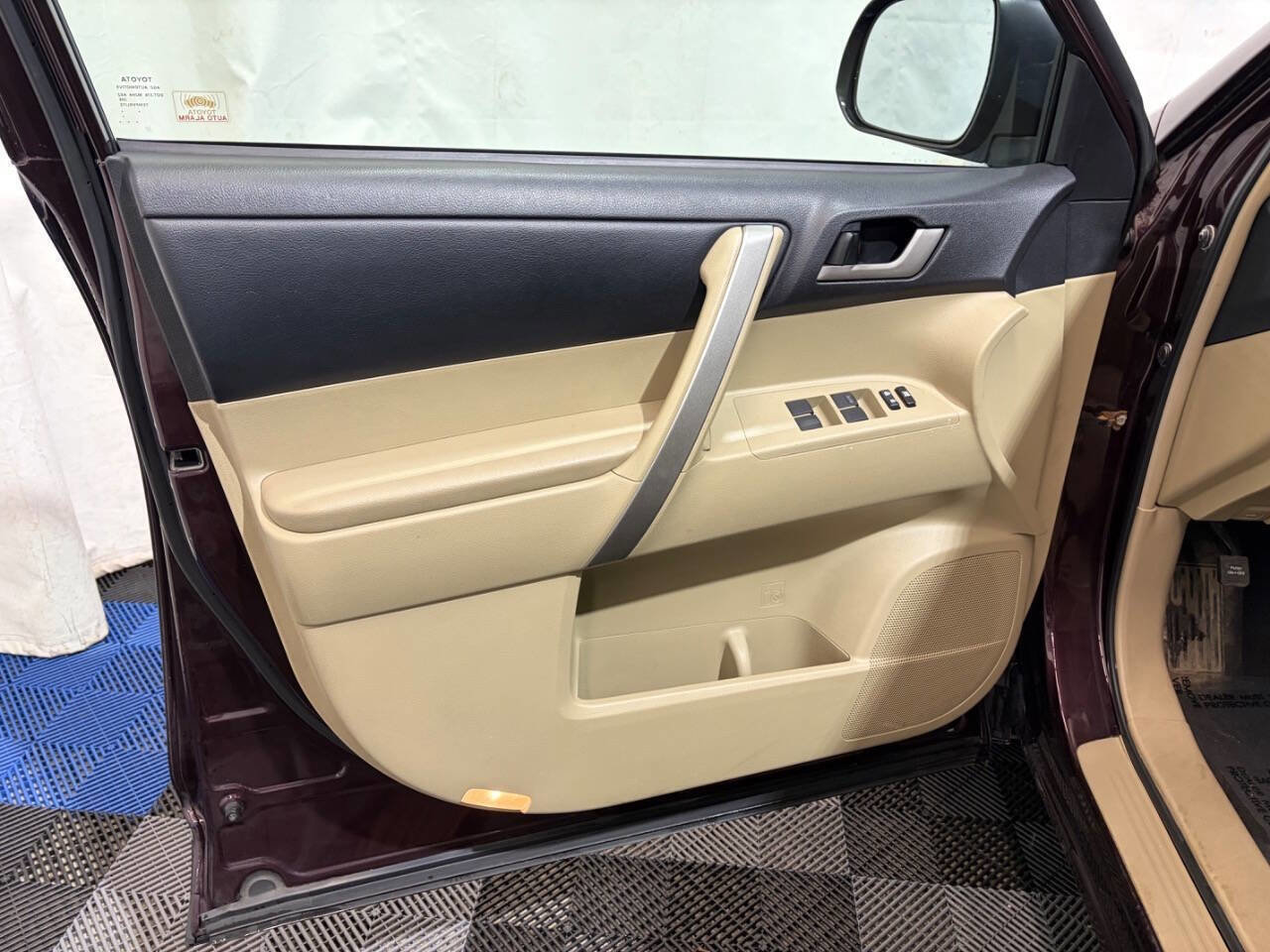 Used 2011 Toyota Highlander SE w/ Tow Pkg AWD/4WD image 8