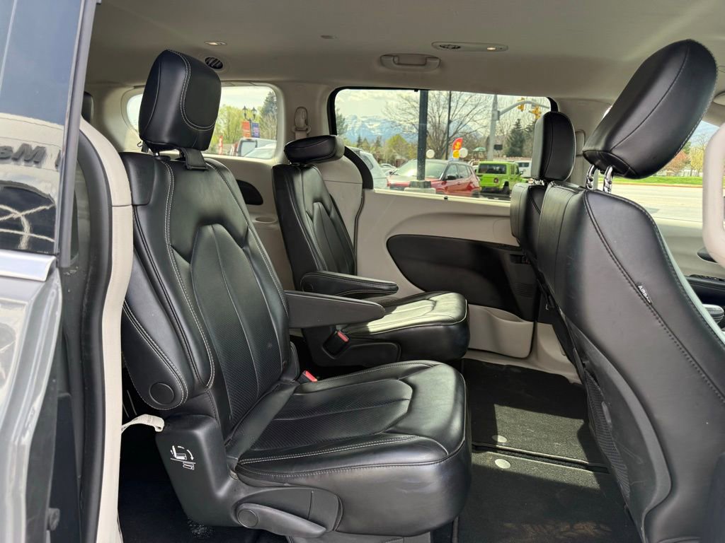 Used 2023 Chrysler Pacifica Touring-L FWD image 19